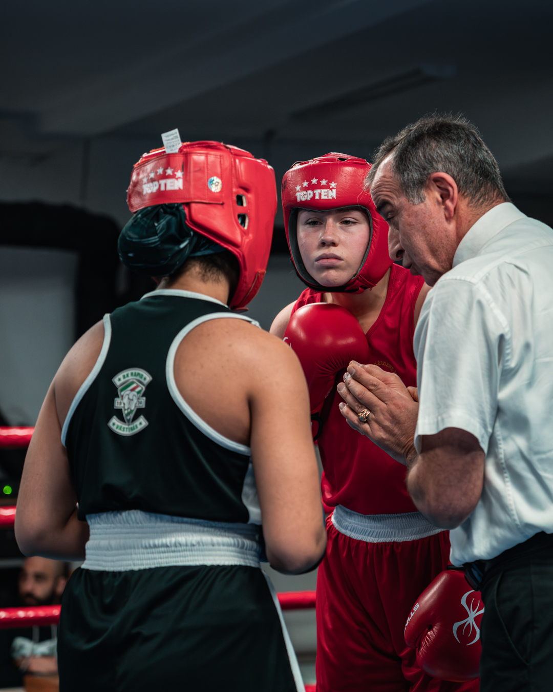 Coach instruerar boxare i ringhörnan