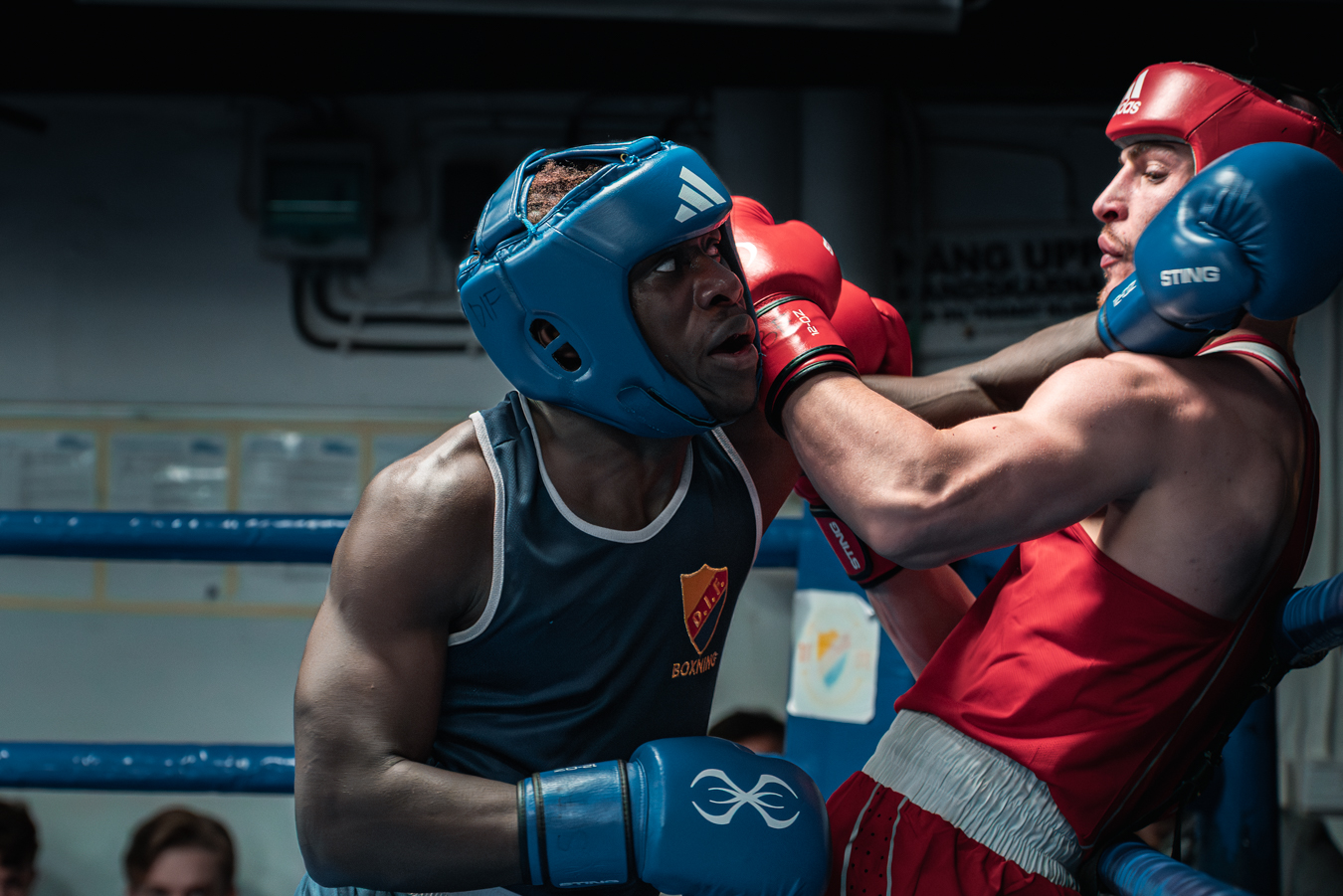 Två boxare i sparring med hjälm